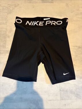 Nike Pro  Compression Shorts black/white  women’s athletic/Biking short
Size S/M